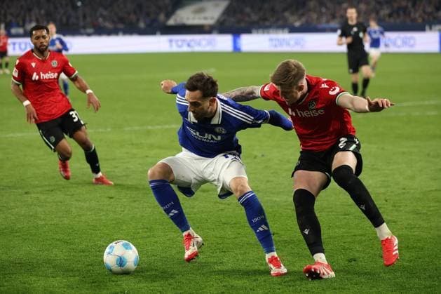 Kenan Karaman FC Schalke 04 and Josh Knight Hannover 96 at the match of the 2 BL season 2024 25 FC Schalke 04 Hannover 96 Copyright Thomas Pakusch