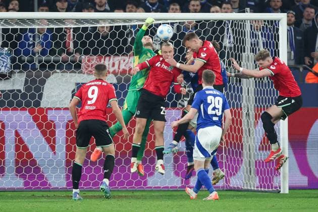 2 Bundesliga FC Schalke 04 Hannover 96 on 14 03 2025 at the Veltins Arena in Schalke Havard Nielsen Hannover 16 scores the goal against goalkeeper Loris Karius Schalke 27 to make it 1 - 2 MH