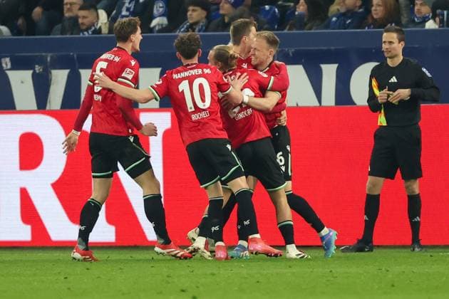 2 Bundesliga FC Schalke 04 Hannover 96 on 14 03 2025 at the Veltins Arena in Schalke Cheering, goal celebration, goal scorer, goal scorer Havard Nielsen Hannover 16 celebrates with the team after his goal to make it 1 - 2 MH