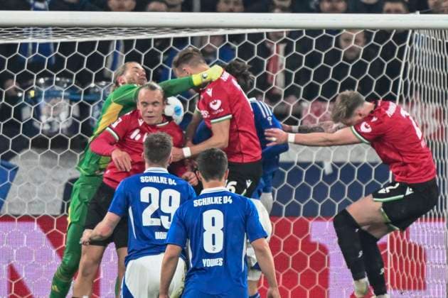 Havard Nielsen Hannover 16 scores the goal to 2 1 14 03 2025 Soccer FC Schalke 04 vs Hannover 96, Veltins Arena, Gelsenkirchen, DFB DFL REGULATIONS PROHIBIT ANY USE OF PHOTOGRAPHS AS IMAGE SEQUENCES AND OR QUASI VIDEO Copyright: xpepphotox xHorstxMauelshagenx pep00321, pep_20250314_hm_1262