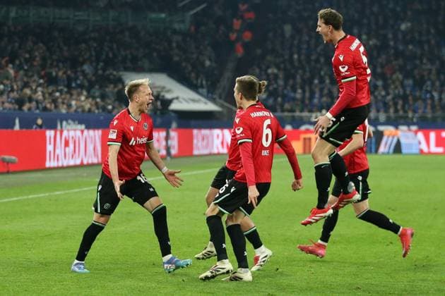 14 03 2025, xrekx, Fußball 2 Bundesliga, FC Schalke 04 Hannover 96 v l Torjubel nach dem Tor zum 1 2 celebrating the goal celebrate durch Havard Nielsen Hannover 96 DFL DFB REGULATIONS PROHIBIT ANY USE OF PHOTOGRAPHS as IMAGE SEQUENCES and or QUASI VIDEO Gelsenkirchen