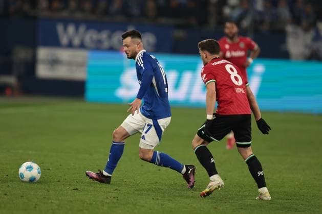 Adrian Gantenbein FC Schalke 04 and Enzo Leopold Hannover 96 at the match of the 2 BL season 2024 25 FC Schalke 04 Hannover 96 Copyright Thomas Pakusch