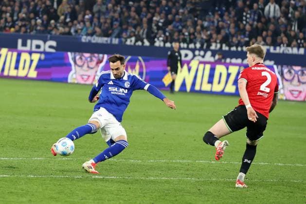 Kenan Karaman FC Schalke 04 and Josh Knight Hannover 96 at the match of the 2 BL season 2024 25 FC Schalke 04 Hannover 96 Copyright Thomas Pakusch