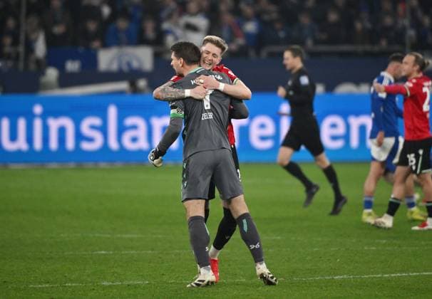 Cheering Goalkeeper Ron Robert Zieler Hannover 96 , Josh Knight Hannover 96 14 03 2025, Soccer 2 Bundesliga, 26 Matchday, Season 2024 2025 FC Schalke 04 Hannover 96 1 2 Photo Maik Hölter Team2 DFL regulations prohibit any use of photographs as image sequences and or quasi video Gelsenkirchen Veltins Arena Nordrhein Westfalen Germany Team2