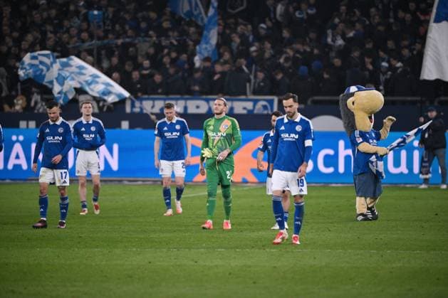 Disappointment at Schalke after the final whistle, center, Goalkeeper Loris Karius Schalke 04 14 03 2025, Soccer 2 Bundesliga, Matchday 26, Season 2024 2025 FC Schalke 04 Hannover 96 1 2 Photo Maik Hölter Team2 DFL regulations prohibit any use of photographs as image sequences and or quasi video Gelsenkirchen Veltins Arena Nordrhein Westfalen Germany Team2