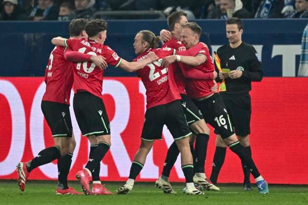 Havard Nielsen Hannover 16 cheers with the team after scoring the 1 2 goal 14 03 2025 Soccer FC Schalke 04 vs Hannover 96, Veltins Arena, Gelsenkirchen, DFB DFL REGULATIONS PROHIBIT ANY USE OF PHOTOGRAPHS AS IMAGE SEQUENCES AND OR QUASI VIDEO Copyright: xpepphotox xHorstxMauelshagenx pep00321, pep_20250314_hm_1312