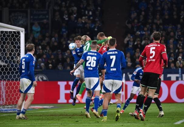 Havard Nielsen Hannover 96 , center, scores the goal with this header to 1 2 14 03 2025, Soccer 2 Bundesliga, Matchday 26, Season 2024 2025 FC Schalke 04 Hannover 96 1 2 Photo Maik Hölter Team2 DFL regulations prohibit any use of photographs as image sequences and or quasi video Gelsenkirchen Veltins Arena Nordrhein Westfalen Germany Team2