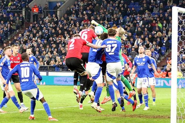 14 03 2025, xrekx, Soccer 2 Bundesliga, FC Schalke 04 Hannover 96 v l Goal kick to 1 2 by Havard Nielsen Hannover 96 Loris Karius FC Schalke 04 DFL DFB REGULATIONS PROHIBIT ANY USE OF PHOTOGRAPHS as IMAGE SEQUENCES and or QUASI VIDEO Gelsenkirchen