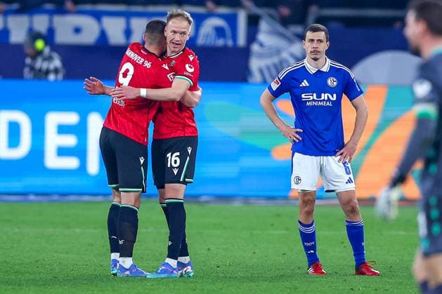 14 03 2025, Football, FC Schalke 04 Hannover 96, 2 Fußball Bundesliga, Matchday 26, Veltins Arena Gelsenkirchen, Season 2024 2025 Happy faces after the 2 1 victory for Hannover 96 The team is happy after the success Nicolo Tresoldi Hannover96 9 lies in the arms of Havard Nielsen Hannover96 16 DFB regulations prohibit any use of photographs as image sequences and or quasi video Nordrhein Westfalen Germany