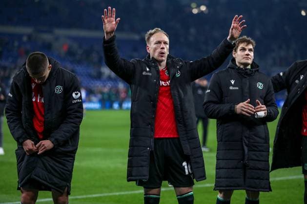 14 03 2025, Football, FC Schalke 04 Hannover 96, 2 Fußball Bundesliga, Matchday 26, Veltins Arena Gelsenkirchen, Season 2024 2025 Happy faces after the 2 1 win for Hannover 96 Havard Nielsen Hannover96 16 is happy after the success DFB regulations prohibit any use of photographs as image sequences and or quasi video Nordrhein Westfalen Germany