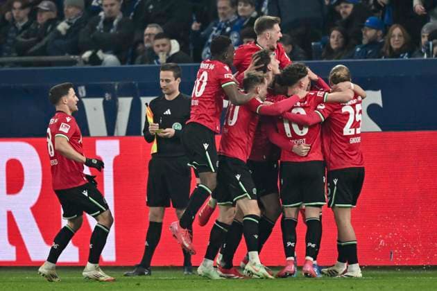 Havard Nielsen Hannover 16 cheers with the team after scoring the 1 2 goal 14 03 2025 Soccer FC Schalke 04 vs Hannover 96, Veltins Arena, Gelsenkirchen, DFB DFL REGULATIONS PROHIBIT ANY USE OF PHOTOGRAPHS AS IMAGE SEQUENCES AND OR QUASI VIDEO Copyright: xpepphotox xHorstxMauelshagenx pep00321, pep_20250314_hm_1331