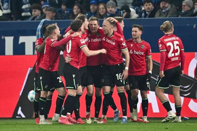 Havard Nielsen Hannover 16 cheers with the team after scoring the 1 2 goal 14 03 2025 Soccer FC Schalke 04 vs Hannover 96, Veltins Arena, Gelsenkirchen, DFB DFL REGULATIONS PROHIBIT ANY USE OF PHOTOGRAPHS AS IMAGE SEQUENCES AND OR QUASI VIDEO Copyright: xpepphotox xHorstxMauelshagenx pep00321, pep_20250314_hm_1345