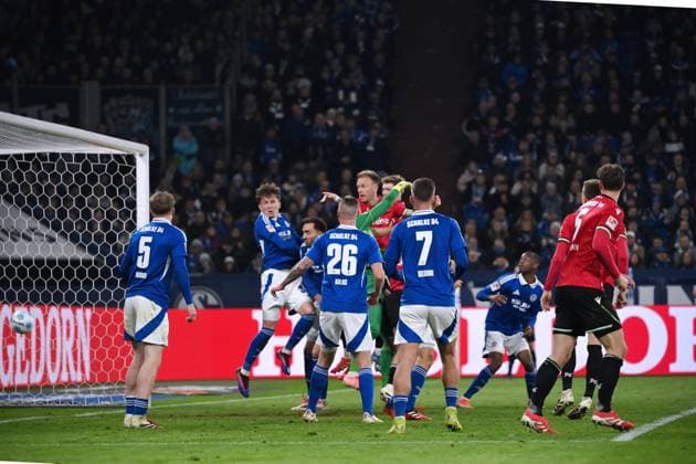 Havard Nielsen Hannover 96 , center, scores with this header to make it 1 2 14 03 2025, Soccer 2 Bundesliga, Matchday 26, Season 2024 2025 FC Schalke 04 Hannover 96 1 2 Gelsenkirchen Veltins Arena Nordrhein Westfalen Germany Team2