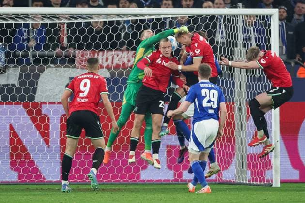 2 Bundesliga FC Schalke 04 Hannover 96 on 14 03 2025 at the Veltins Arena in Schalke Havard Nielsen Hannover 16 scores the goal against goalkeeper Loris Karius Schalke 27 to make it 1 - 2 MH