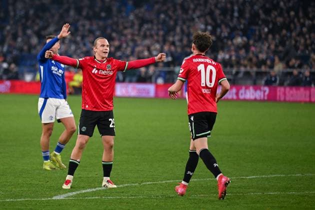 14 03 2025, Football, 2 Bundesliga, Matchday 26 Season 2024 2025, FC Schalke 04 Hannover 96, Lars Gindorf Hannover 96 , Jannik Rochelt Hannover 96 celebrates the goal to 1 1, xRHR PHOTO TKx Copyright: RHR-FOTOx RHR-FOTO TK