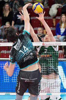 v li Matthew Neaves Powervolleys Düren, 14 puts the ball over the net, action, action, game scene, 14 03 2025, Düren Germany , Volleyball, 1 Bundesliga Men, SWD Powervolleys Düren FT 1844 Freiburg xmhx