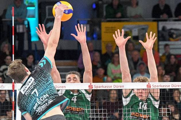 from left Alex Knight Powervolleys Düren, 7 smashes the ball, Kevin Kobrine FT 1844 Freiburg, 4 and Charles Figy FT 1844 Freiburg, 14 during block formation, action, action, game scene, 14 03 2025, Düren Germany , Volleyball, 1 Bundesliga Men, SWD Powervolleys Düren FT 1844 Freiburg xmhx