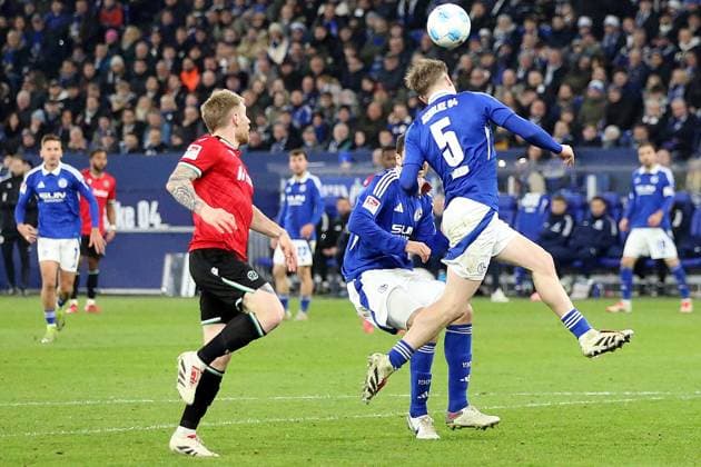 14 03 2025, xrekx, Soccer 2 Bundesliga, FC Schalke 04 Hannover 96 v l Andreas Voglsammer Hannover 96 Derry Murkin FC Schalke 04 DFL DFB REGULATIONS PROHIBIT ANY USE OF PHOTOGRAPHS as IMAGE SEQUENCES and or QUASI VIDEO Gelsenkirchen