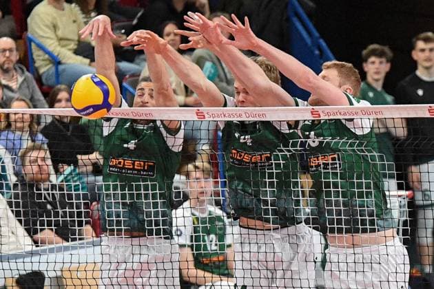 from left Kevin Kobrine FT 1844 Freiburg, 4 , Charles Figy FT 1844 Freiburg, 14 , Yannik Harms FT 1844 Freiburg, 3 during block formation, action, action, game scene, 14 03 2025, Düren Germany , Volleyball, 1 Bundesliga Men, SWD Powervolleys Düren FT 1844 Freiburg xmhx