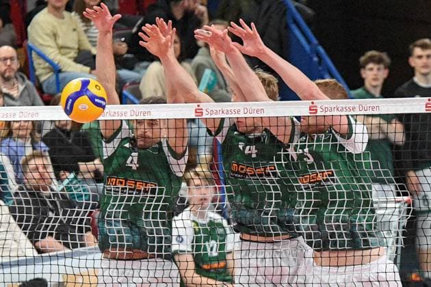 from left Kevin Kobrine FT 1844 Freiburg, 4 , Charles Figy FT 1844 Freiburg, 14 , Yannik Harms FT 1844 Freiburg, 3 during block formation, action, action, game scene, 14 03 2025, Düren Germany , Volleyball, 1 Bundesliga Men, SWD Powervolleys Düren FT 1844 Freiburg xmhx
