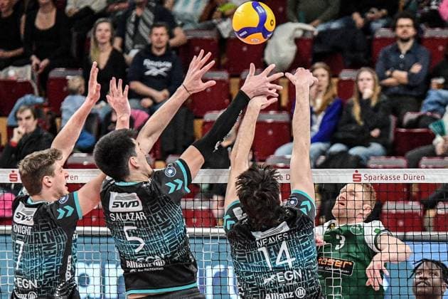 from left Alex Knight Powervolleys Düren, 7 , Imanol Salazar Powervolleys Düren, 5 , Matthew Neaves Powervolleys Düren, 14 during block formation, Yannik Harms FT 1844 Freiburg, 3 puts the ball over the net, action, action, game scene, 14 03 2025, Düren Germany , Volleyball, 1 Bundesliga Men, SWD Powervolleys Düren FT 1844 Freiburg xmhx
