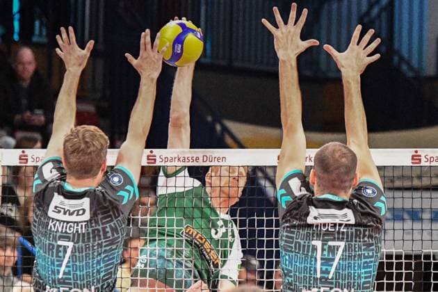 from left Alex Knight Powervolleys Düren, 7 and Francois Huetz Powervolleys Düren, 17 right, during block formation, Yannik Harms FT 1844 Freiburg, 3 center smashes the ball, action, action, game scene, 14 03 2025, Düren Germany , Volleyball, 1 Bundesliga Men, SWD Powervolleys Düren FT 1844 Freiburg xmhx