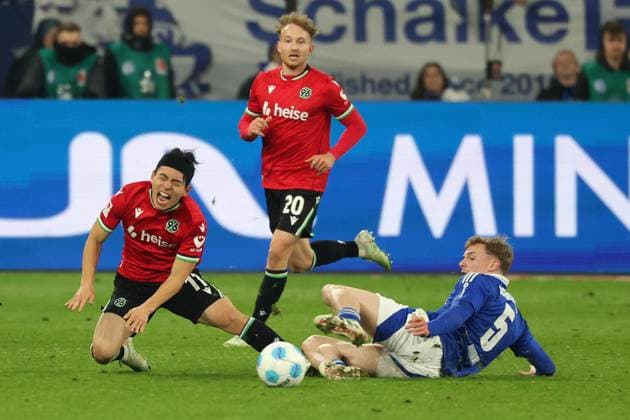 Soccer, 2 Bundesliga FC Schalke 04 Hannover 96, Matchday 26, Veltins Arena, Hyunju Lee Hannover 96 and Derry John Murkin FC Schalke 04 in a duel, DFB DFL REGULATIONS PROHIBIT ANY USE OF PHOTOGRAPHS AS IMAGE SEQUENCES AND OR QUASI VIDEO Copyright: JoachimxBywaletz xJB-Sportfoto