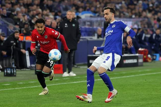 Soccer, 2 Bundesliga FC Schalke 04 Hannover 96, Matchday 26, Veltins Arena, Monju Thaddaus Momuluh Hannover 96 and Kenan Karaman FC Schalke 04 in a duel, DFB DFL REGULATES PROHIBIT ANY USE OF PHOTOGRAPHS AS IMAGE SEQUENCES AND OR QUASI VIDEO Copyright: JoachimxBywaletz xJB-Sportfoto