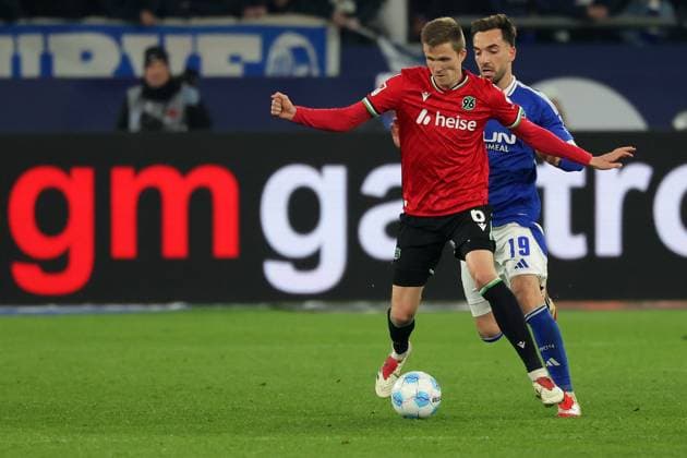Soccer, 2 Bundesliga FC Schalke 04 Hannover 96, Matchday 26, Veltins Arena, Fabian Kunze Hannover 96 and Kenan Karaman FC Schalke 04 in a duel, DFB DFL REGULATIONS PROHIBIT ANY USE OF PHOTOGRAPHS AS IMAGE SEQUENCES AND OR QUASI VIDEO Copyright: JoachimxBywaletz xJB-Sportfoto