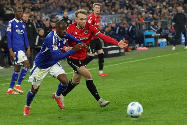 Soccer, 2 Bundesliga FC Schalke 04 Hannover 96, Matchday 26, Veltins Arena, Christopher Antwi Adjei FC Schalke 04 and Jannik Dehm Hannover 96 in a duel, DFB DFL REGULATIONS PROHIBIT ANY USE OF PHOTOGRAPHS AS IMAGE SEQUENCES AND OR QUASI VIDEO Copyright: JoachimxBywaletz xJB-Sportfoto