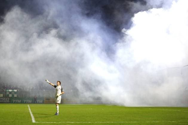 BSG Chemie Leipzig vs FC Rot Weiß Erfurt, Regionalliga Nordost, 14 03 25 Goalkeeper Lenno Udo Schmidt 22, Chemie Leipzig in front of a huge cloud of pyro smoke Symbolic image, Feature Football, Regionalliga Nordost, Season 2024 2025, 26 Matchday BSG Chemie Leipzig vs FC Rot Weiß Erfurt on 14 03 25 at Alfred Kunze Sportpark, Leipzig Leutzsch Copyright: xBEAUTIFULxSPORTS JanxKaeferx