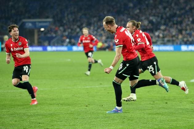 14 03 2025, xrekx, Fußball 2 Bundesliga, FC Schalke 04 Hannover 96 v l Torjubel nach dem Tor zum 1 2 celebrating the goal celebrate durch Havard Nielsen Hannover 96 DFL DFB REGULATIONS PROHIBIT ANY USE OF PHOTOGRAPHS as IMAGE SEQUENCES and or QUASI VIDEO Gelsenkirchen