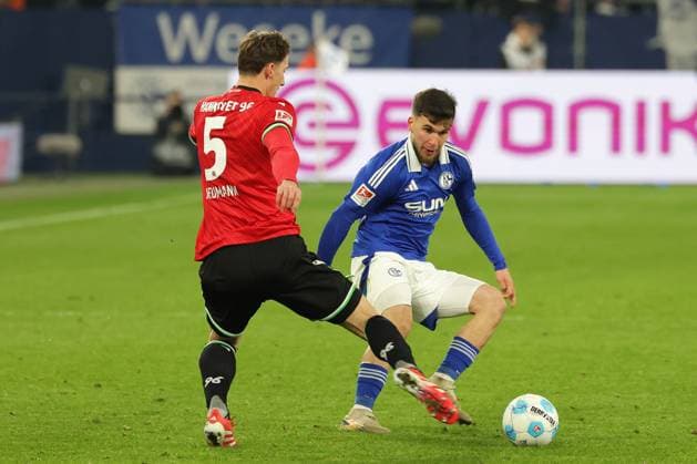 Soccer, 2 Bundesliga FC Schalke 04 Hannover 96, Matchday 26, Veltins Arena, Phil Neumann Hannover 96 and Mehmet Can Aydin FC Schalke 04 in a duel, DFB DFL REGULATIONS PROHIBIT ANY USE OF PHOTOGRAPHS AS IMAGE SEQUENCES AND OR QUASI VIDEO Copyright: JoachimxBywaletz xJB-Sportfoto
