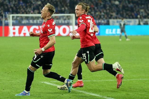 14 03 2025, xrekx, Fußball 2 Bundesliga, FC Schalke 04 Hannover 96 v l Torjubel nach dem Tor zum 1 2 celebrating the goal celebrate durch Havard Nielsen Hannover 96 DFL DFB REGULATIONS PROHIBIT ANY USE OF PHOTOGRAPHS as IMAGE SEQUENCES and or QUASI VIDEO Gelsenkirchen