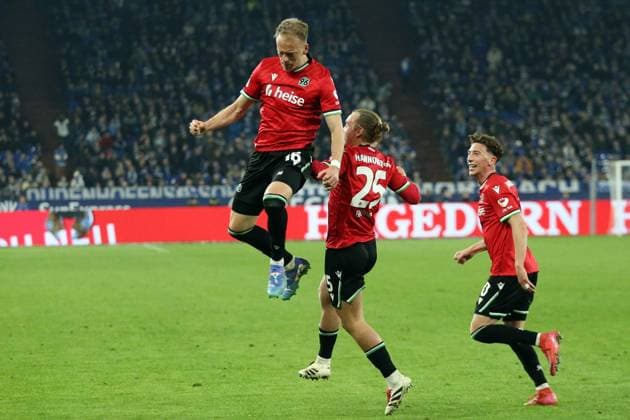 14 03 2025, xrekx, Fußball 2 Bundesliga, FC Schalke 04 Hannover 96 v l Torjubel nach dem Tor zum 1 2 celebrating the goal celebrate durch Havard Nielsen Hannover 96 DFL DFB REGULATIONS PROHIBIT ANY USE OF PHOTOGRAPHS as IMAGE SEQUENCES and or QUASI VIDEO Gelsenkirchen