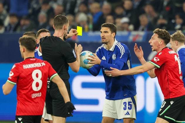 Soccer, 2 Bundesliga FC Schalke 04 Hannover 96, Matchday 26, Veltins Arena, Referee Richard Hempel shows Marcin Kaminski FC Schalke 04 a yellow card DFB DFL REGULATIONS PROHIBIT ANY USE OF PHOTOGRAPHS AS IMAGE SEQUENCES AND OR QUASI VIDEO Copyright: JoachimxBywaletz xJB-Sportfoto