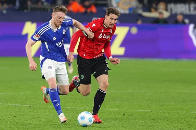 Soccer, 2 Bundesliga FC Schalke 04 Hannover 96, Matchday 26, Veltins Arena, Tobias Mohr FC Schalke 04 and Phil Neumann Hannover 96 in a duel, DFB DFL REGULATIONS PROHIBIT ANY USE OF PHOTOGRAPHS AS IMAGE SEQUENCES AND OR QUASI VIDEO Copyright: JoachimxBywaletz xJB-Sportfoto