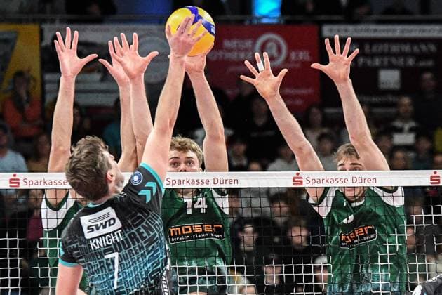 v li Alex Knight Powervolleys Düren, 7 puts the ball over the net , 14 03 2025, Düren Germany , Volleyball, 1 Bundesliga Männer, SWD Powervolleys Düren FT 1844 Freiburg xmhx