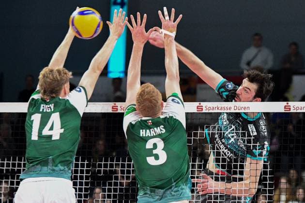 Matthew Neaves Powervolleys Düren, 14 smashes the ball, , 14 03 2025, Düren Germany , Volleyball, 1 Bundesliga Men, SWD Powervolleys Düren FT 1844 Freiburg xmhx