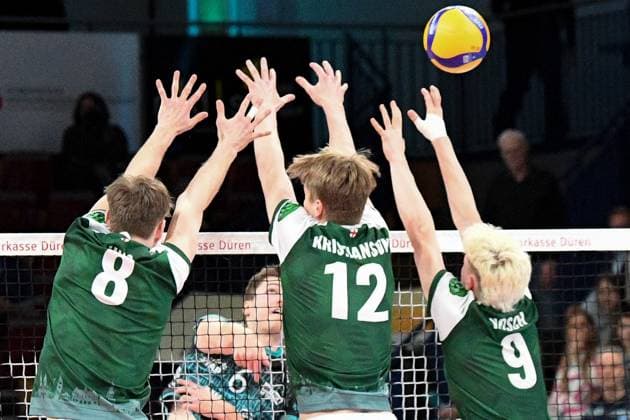 from left Anton Jung FT 1844 Freiburg, 8 , Robin Van de Velde, Powervolleys Düren, 6 puts the ball over the net, Liam Kristjanson FT 1844 Freiburg, 12 , Fabian Hosch FT 1844 Freiburg, 9 , action, action, game scene, 14 03 2025, Düren Germany , Volleyball, 1 Bundesliga Men, SWD Powervolleys Düren FT 1844 Freiburg xmhx