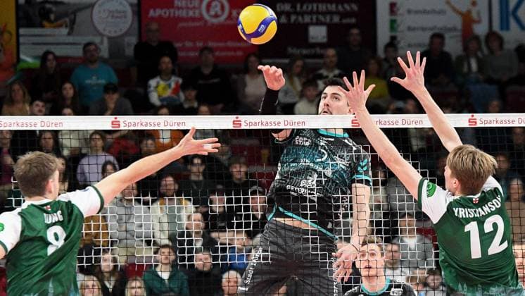 Imanol Salazar Powervolleys Düren, 5 center, smashes the ball, 14 03 2025, Düren Germany , Volleyball, 1 Bundesliga Men, SWD Powervolleys Düren FT 1844 Freiburg xmhx