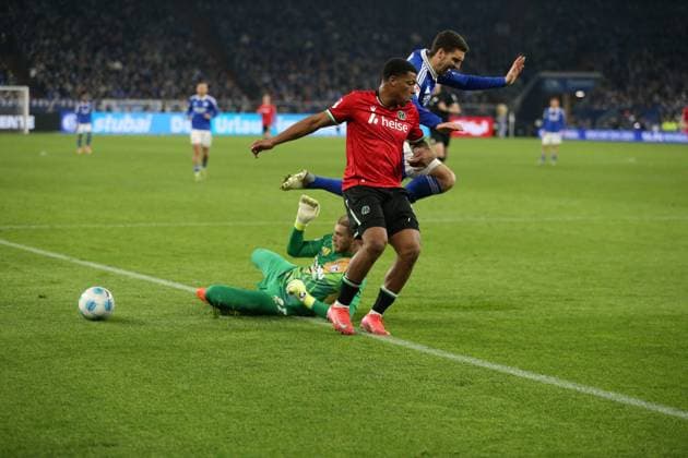14 03 2025, xrekx, Fußball 2 Bundesliga, FC Schalke 04 Hannover 96 v l Jessic Ngankam Hannover 96 Marcin Kaminski FC Schalke 04 Loris Karius FC Schalke 04 Zweikampf, Aktion, action, battle for the ball DFL DFB REGULATIONS PROHIBIT ANY USE OF PHOTOGRAPHS as IMAGE SEQUENCES and or QUASI VIDEO Gelsenkirchen