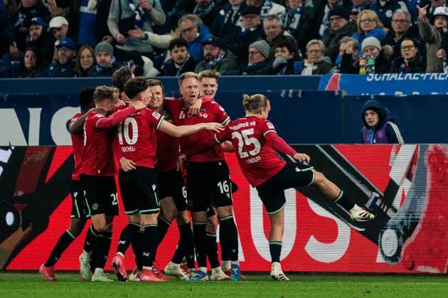 2 Soccer Bundesliga FC Schalke 04 Hannover 96 14 03 2025 Havard Nielsen Hannover 96, 16 Lars Gindorf Hannover 96, 25 kicks away a flying beer cup 2 Soccer Bundesliga FC Schalke 04 Hannover 96 Gelsenkirchen, VELTINS Arena on 14 03 2025 DFL REGULATIONS PROHIBIT ANY USE OF PHOTOGRAPHS AS IMAGE SEQUENCES AND OR QUASI VIDEO Copyright: xBEAUTIFULxSPORTS Wunderlx