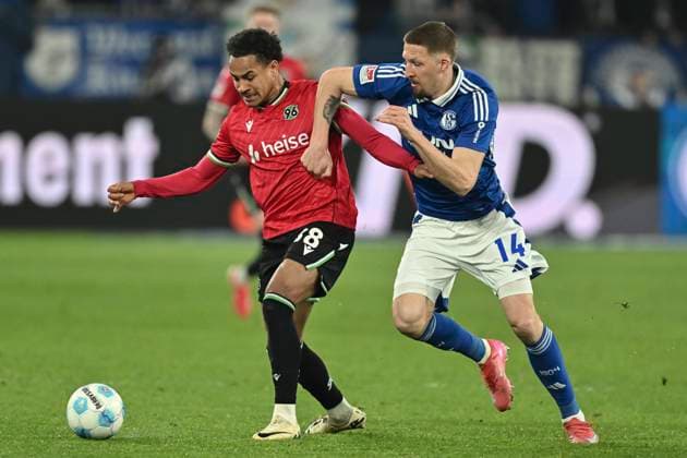 from left in duel Monju Momuluh Hannover 38 Janik Bachmann Schalke 14 14 03 2025 Soccer FC Schalke 04 vs Hannover 96, Veltins Arena, Gelsenkirchen, DFB DFL REGULATIONS PROHIBIT ANY USE OF PHOTOGRAPHS AS IMAGE SEQUENCES AND OR QUASI VIDEO Copyright: xpepphotox xHorstxMauelshagenx pep00321, pep_20250314_hm_0269