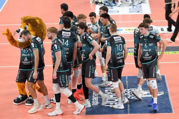 Wolly, the mascot of SWD Powervolleys Düren and the players welcome the team, fans, audience, spectators, mood, atmosphere, stadium , 14 03 2025, Düren Germany , Volleyball, 1 Bundesliga Men, SWD Powervolleys Düren FT 1844 Freiburg xmhx