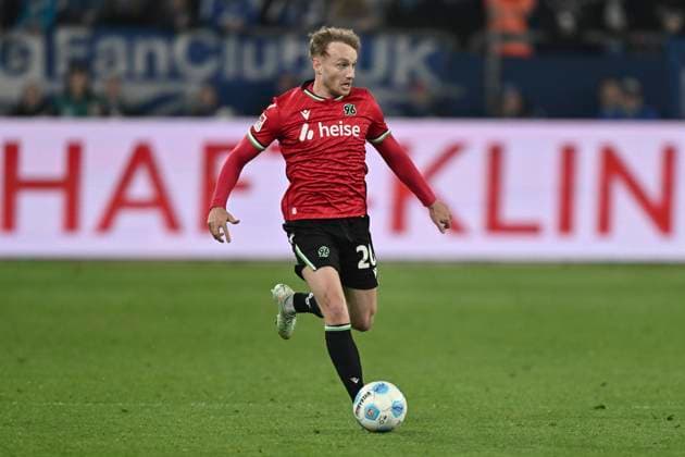 Jannik Dehm Hannover 20 Action Single Image Crop 14 03 2025 Soccer FC Schalke 04 vs Hannover 96, Veltins Arena, Gelsenkirchen, DFB DFL REGULATIONS PROHIBIT ANY USE OF PHOTOGRAPHS AS IMAGE SEQUENCES AND OR QUASI VIDEO Copyright: xpepphotox xHorstxMauelshagenx pep00321, pep_20250314_hm_0282