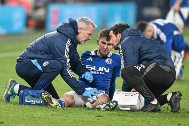 Mehmet Can Ayd n Schalke 23 injured on the ground with paramedics 14 03 2025 Soccer FC Schalke 04 vs Hannover 96, Veltins Arena, Gelsenkirchen, DFB DFL REGULATIONS PROHIBIT ANY USE OF PHOTOGRAPHS AS IMAGE SEQUENCES AND OR QUASI VIDEO Copyright: xpepphotox xHorstxMauelshagenx pep00321, pep_20250314_hm_0632