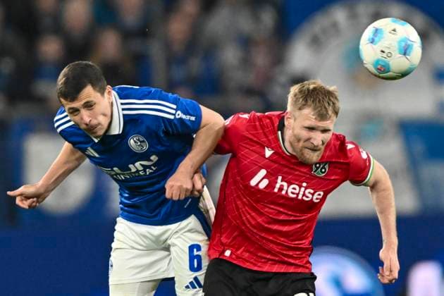 Header Ron Schallenberg Schalke 6 Andreas Voglsammer Hannover 32 14 03 2025 Football FC Schalke 04 vs Hannover 96, Veltins Arena, Gelsenkirchen, DFB DFL REGULATIONS PROHIBIT ANY USE OF PHOTOGRAPHS AS IMAGE SEQUENCES AND OR QUASI VIDEO Copyright: xpepphotox xHorstxMauelshagenx pep00321, pep_20250314_hm_0837