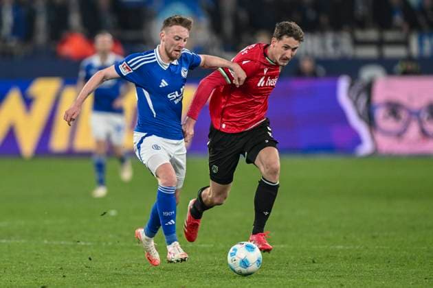 from left in duel Tobias Mohr Schalke 29 Enzo Leopold Hannover 8 14 03 2025 Soccer FC Schalke 04 vs Hannover 96, Veltins Arena, Gelsenkirchen, DFB DFL REGULATIONS PROHIBIT ANY USE OF PHOTOGRAPHS AS IMAGE SEQUENCES AND OR QUASI VIDEO Copyright: xpepphotox xHorstxMauelshagenx pep00321, pep_20250314_hm_1021