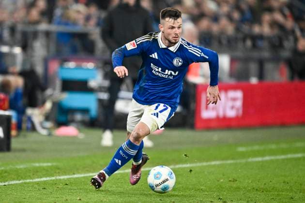 Adrian Gantenbein Schalke 17 Action Single Image Crop 14 03 2025 Soccer FC Schalke 04 vs Hannover 96, Veltins Arena, Gelsenkirchen, DFB DFL REGULATIONS PROHIBIT ANY USE OF PHOTOGRAPHS AS IMAGE SEQUENCES AND OR QUASI VIDEO Copyright: xpepphotox xHorstxMauelshagenx pep00321, pep_20250314_hm_1070